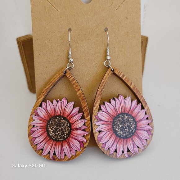 Unknown‎ Brand Wooden Tear Shaped Daisy Dangle Drop Earrings NWOT Ladies Casual - Picture 1 of 4